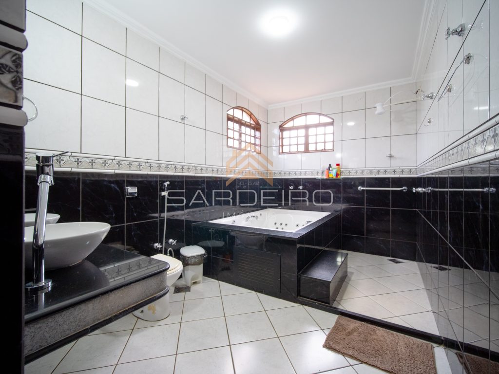 Casa Sobrado 4 quartos lote 1500m2 em Arniqueiras DF